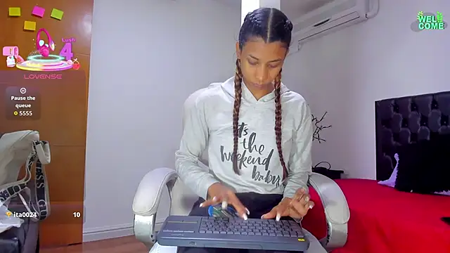 Snapshot of ivi_lopez chatting on October 8, 2025, 12:03 pm ivi lopez online show from October 8, 2025, 12:03 pm