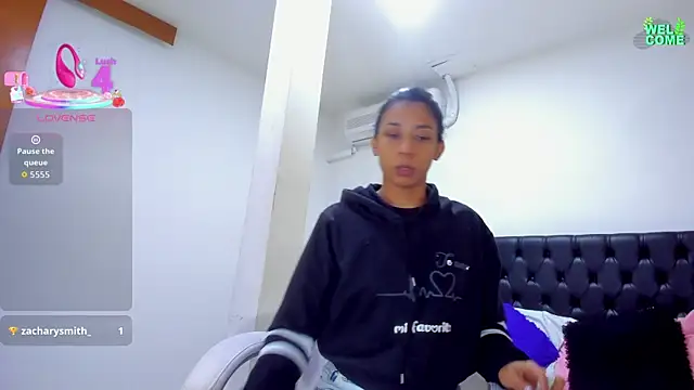 Snapshot of ivi_lopez chatting on October 28, 2025, 12:09 pm ivi lopez online show from October 28, 2025, 12:09 pm