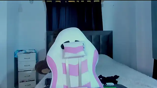 ISA BELLA VZL online show from December 4, 2025, 4:05 pm