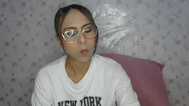 Snapshot of Roselingalvis13 chatting on June 6, 2026, 2:05 am Roselingalvis13 online show from June 6, 2026, 2:05 am
