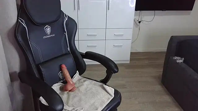 Snapshot of Milo9210 chatting on October 5, 2025, 10:18 pm Milo9210 online show from October 5, 2025, 10:18 pm