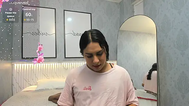 Snapshot of Ximenahott_ chatting on October 5, 2025, 10:02 am Ximenahott  online show from October 5, 2025, 10:02 am