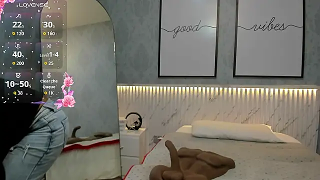 Snapshot of Ximenahott_ chatting on October 10, 2025, 10:03 am Ximenahott  online show from October 10, 2025, 10:03 am