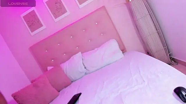 ANNIE DOLCE  online show from September 24, 2025, 9:51 pm