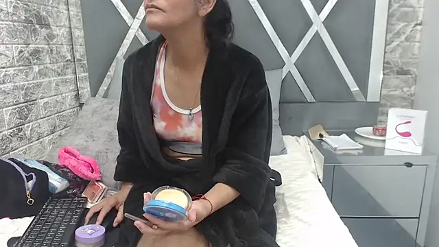 Snapshot of YanetRose chatting on October 14, 2025, 3:18 am YanetRose online show from October 14, 2025, 3:18 am