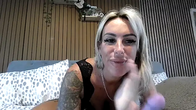 poppyinga1 online show from June 17, 2026, 5:10 am