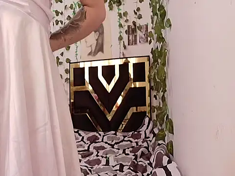 lucywhite13 online show from September 17, 2025, 7:26 pm