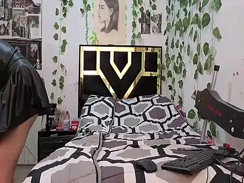 lucywhite13 online show from December 20, 2025, 12:23 pm