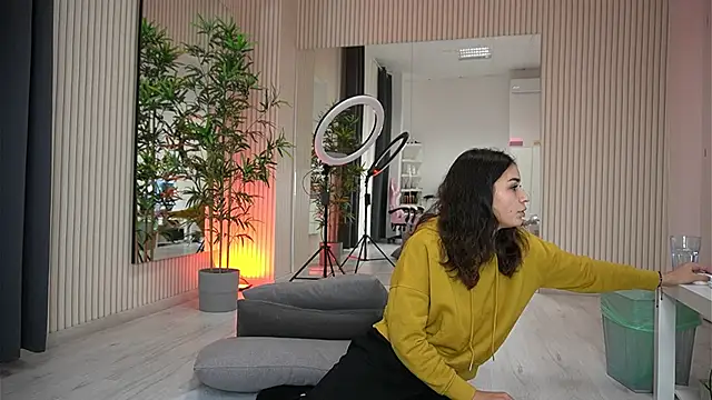 EmmaBlanco online show from September 30, 2025, 7:30 pm