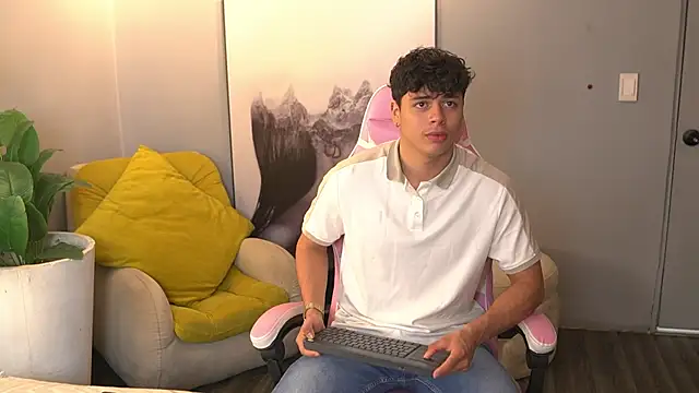 Snapshot of Ethan_occonor chatting on September 18, 2025, 1:13 pm Ethan occonor online show from September 18, 2025, 1:13 pm