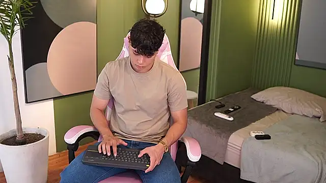 Snapshot of Ethan_occonor chatting on September 24, 2025, 6:44 pm Ethan occonor online show from September 24, 2025, 6:44 pm