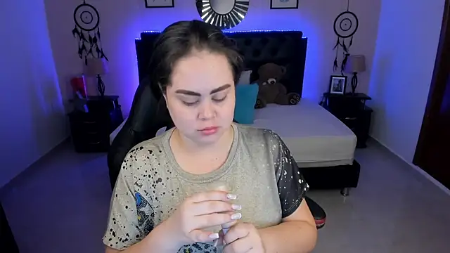 LolaVillalobos online show from April 17, 2026, 12:19 pm