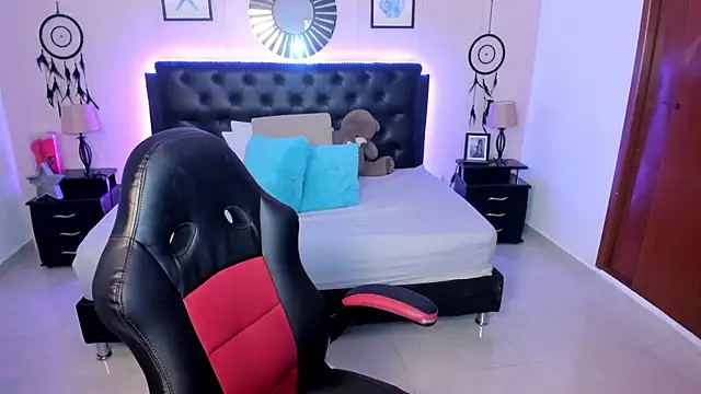 LolaVillalobos online show from April 22, 2026, 12:18 pm