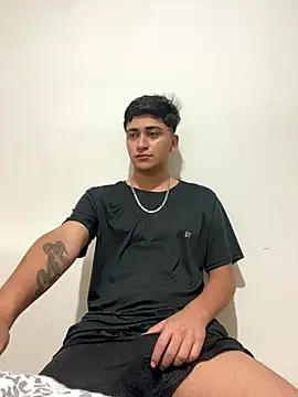 Tavinho067 online show from November 10, 2025, 8:52 pm