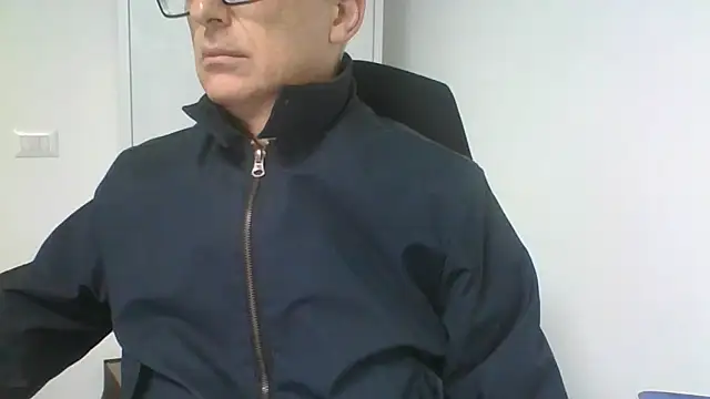 Snapshot of Sensor2000 chatting on December 18, 2025, 8:20 am Sensor2000 online show from December 18, 2025, 8:20 am