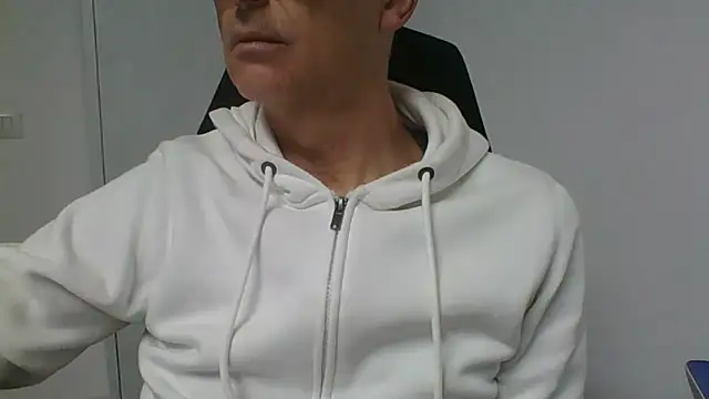 Snapshot of Sensor2000 chatting on February 3, 2026, 2:33 pm Sensor2000 online show from February 3, 2026, 2:33 pm