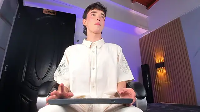 Snapshot of austin_rouse chatting on March 8, 2026, 7:50 pm austin rouse online show from March 8, 2026, 7:50 pm