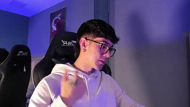 etham wolf  online show from September 20, 2025, 4:08 pm