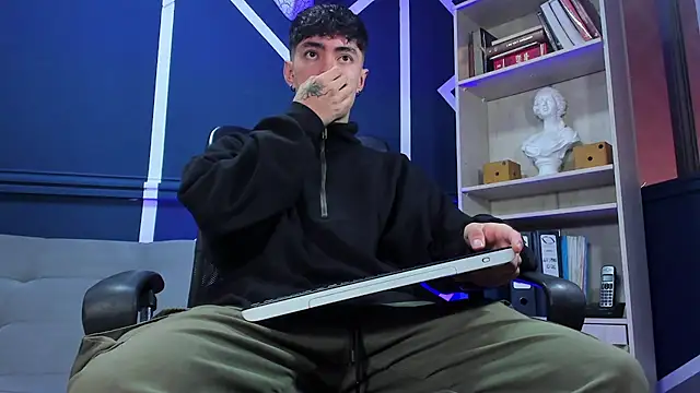 etham wolf  online show from September 22, 2025, 12:29 pm