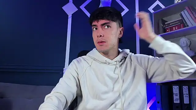 etham wolf  online show from September 25, 2025, 12:42 pm