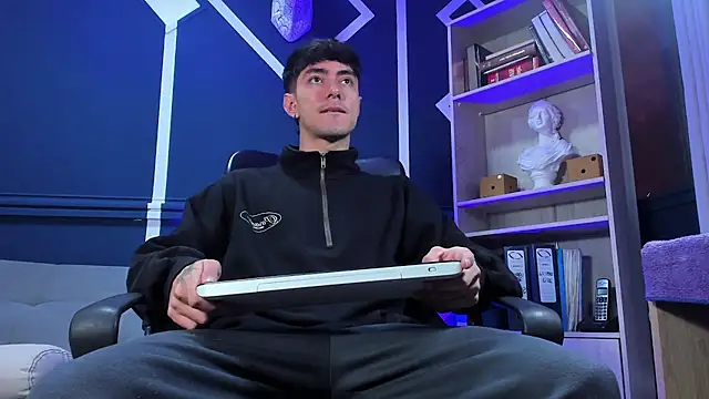 etham wolf  online show from September 29, 2025, 12:10 pm