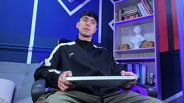 etham wolf  online show from October 10, 2025, 12:59 pm