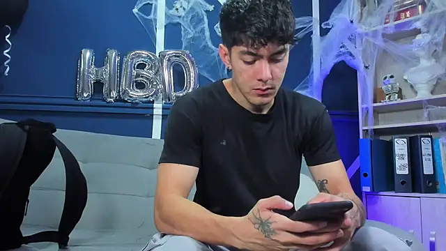 etham wolf  online show from October 31, 2025, 1:12 pm