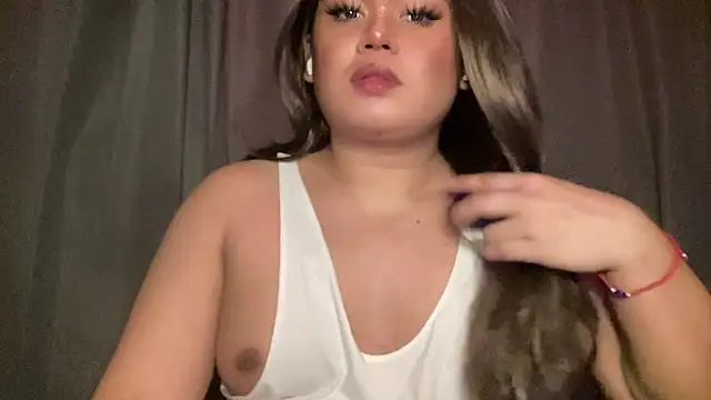 Snapshot of RedHead_Thalia chatting on April 6, 2026, 8:32 pm RedHead Thalia online show from April 6, 2026, 8:32 pm