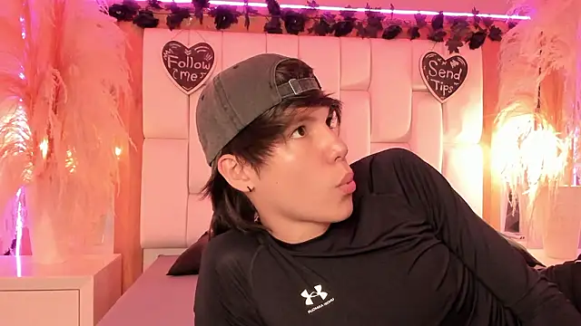 Snapshot of Daphne_And_Roger chatting on March 2, 2026, 11:17 am Daphne And Roger online show from March 2, 2026, 11:17 am