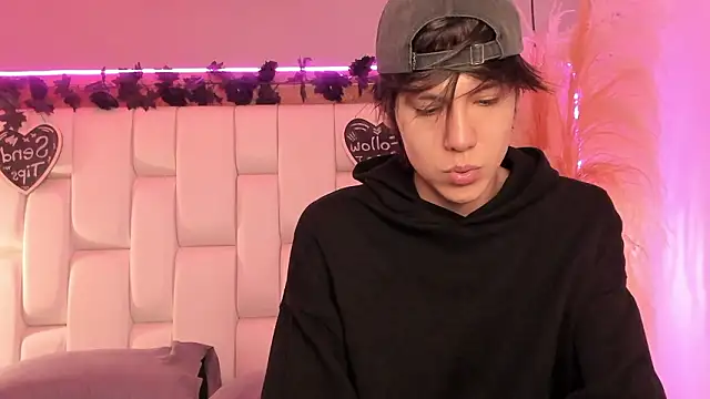 Snapshot of Daphne_And_Roger chatting on March 5, 2026, 11:06 am Daphne And Roger online show from March 5, 2026, 11:06 am