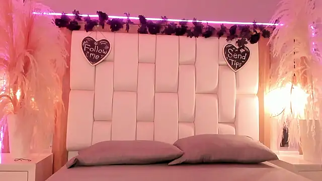 Snapshot of Daphne_And_Roger chatting on March 11, 2026, 10:54 am Daphne And Roger online show from March 11, 2026, 10:54 am