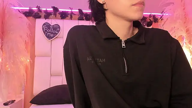 Snapshot of Daphne_And_Roger chatting on March 31, 2026, 10:59 am Daphne And Roger online show from March 31, 2026, 10:59 am