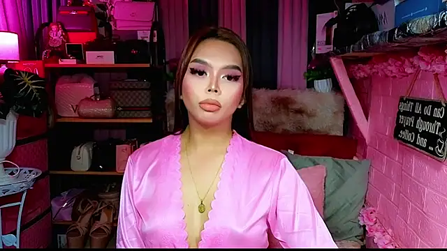 Snapshot of MoniqueCeleste chatting on November 4, 2025, 1:59 am MoniqueCeleste online show from November 4, 2025, 1:59 am