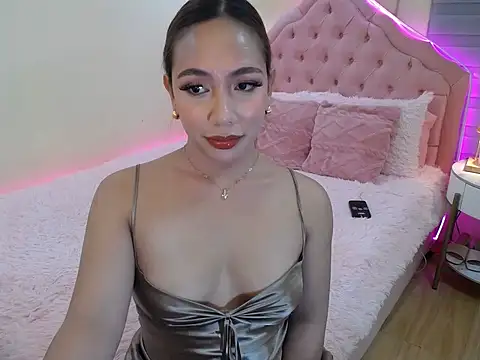 ur seductivelaura online show from May 5, 2026, 5:43 pm