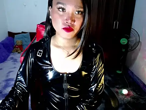 Urassiansweetcummer online show from May 4, 2026, 2:07 am
