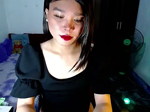 Urassiansweetcummer online show from May 8, 2026, 4:29 am