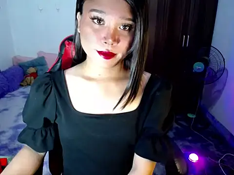 Urassiansweetcummer online show from May 22, 2026, 12:11 pm