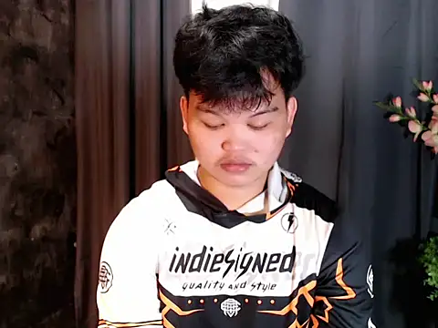 Reynelcock online show from October 3, 2025, 10:07 pm