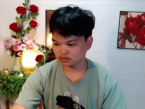 Reynelcock online show from May 5, 2026, 4:31 am