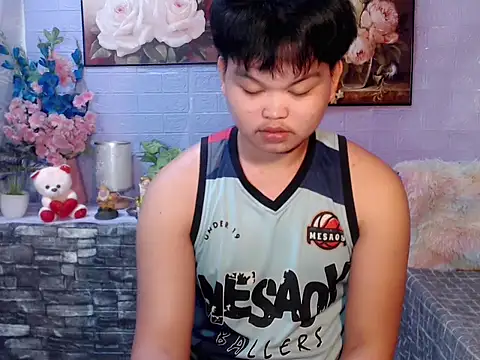 Reynelcock online show from May 6, 2026, 6:35 pm