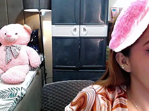 Snapshot of urswtasian_chesca chatting on November 26, 2025, 2:40 pm urswtasian chesca online show from November 26, 2025, 2:40 pm