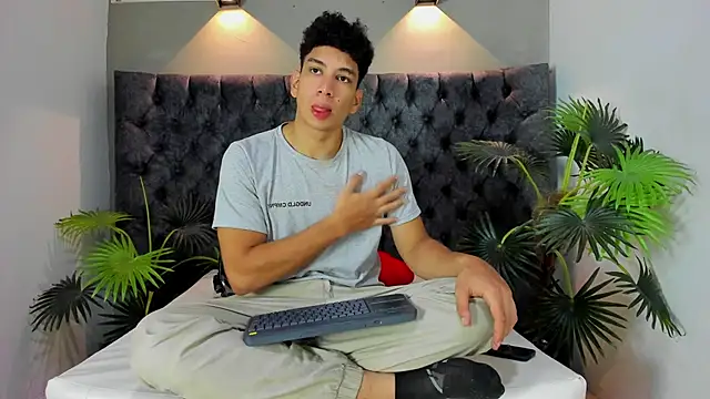 Snapshot of ALAN_REDINGER chatting on November 19, 2025, 1:33 pm ALAN REDINGER online show from November 19, 2025, 1:33 pm