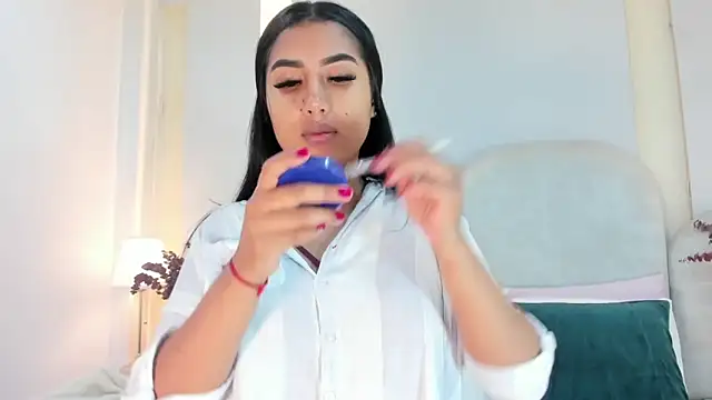 Snapshot of SalomeeBell chatting on November 10, 2025, 8:41 pm SalomeeBell online show from November 10, 2025, 8:41 pm