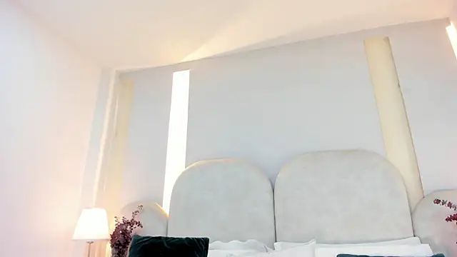 Snapshot of SalomeeBell chatting on November 12, 2025, 8:19 pm SalomeeBell online show from November 12, 2025, 8:19 pm