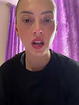 MiaLune Pink online show from October 4, 2025, 8:51 pm