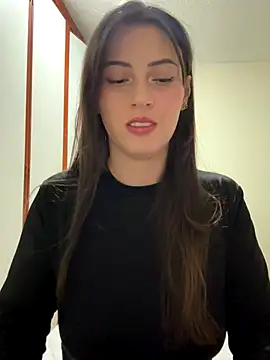 MiaLune Pink online show from November 3, 2025, 2:35 am