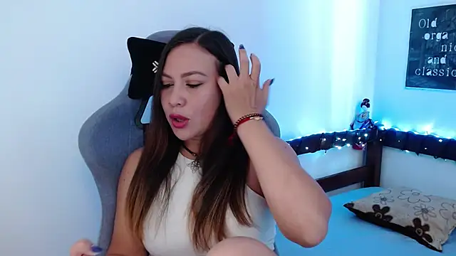 Snapshot of Luna-Gomez chatting on October 9, 2025, 5:11 pm Luna-Gomez online show from October 9, 2025, 5:11 pm