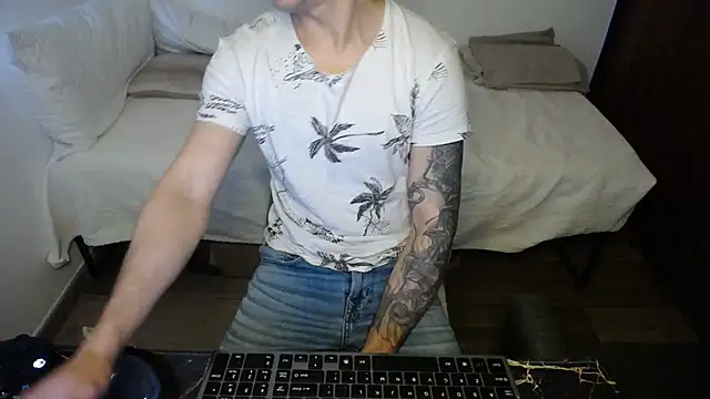 bossking017 online show from February 18, 2026, 7:32 pm