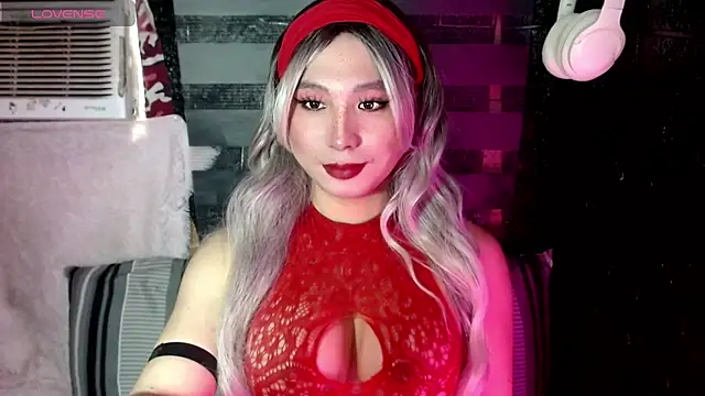 Snapshot of UrhotlucyTS chatting on October 4, 2025, 5:49 am UrhotlucyTS online show from October 4, 2025, 5:49 am