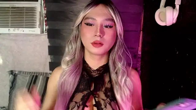 Snapshot of UrhotlucyTS chatting on October 9, 2025, 6:00 am UrhotlucyTS online show from October 9, 2025, 6:00 am